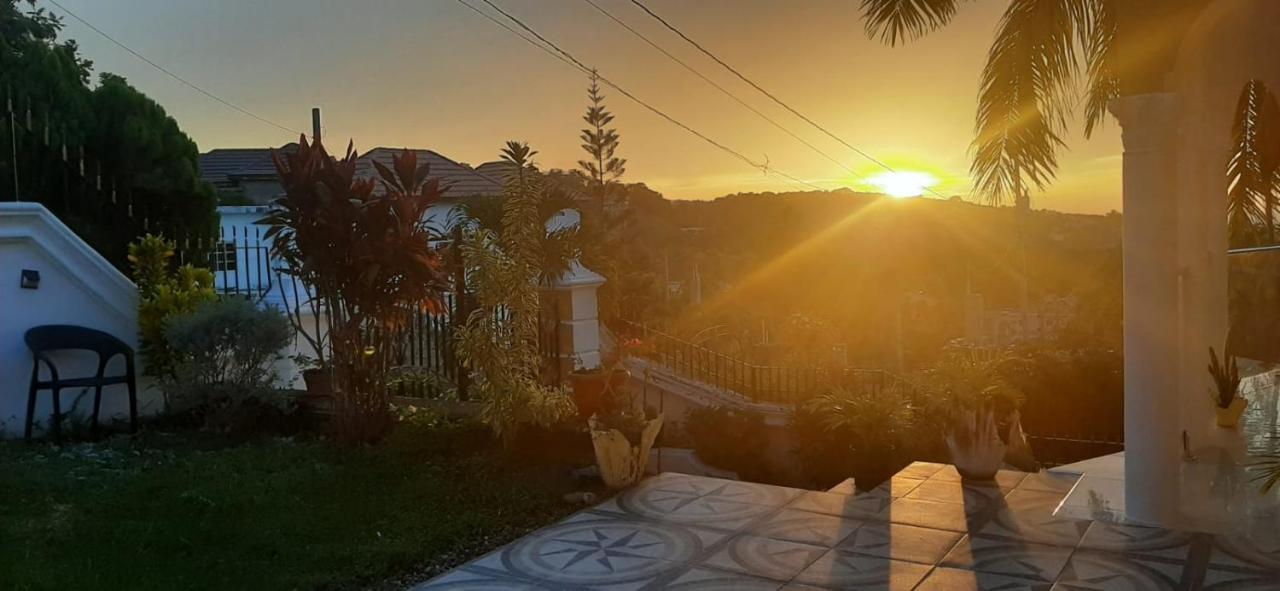 Hill View Vacational Rental Runaway Bay Extérieur photo