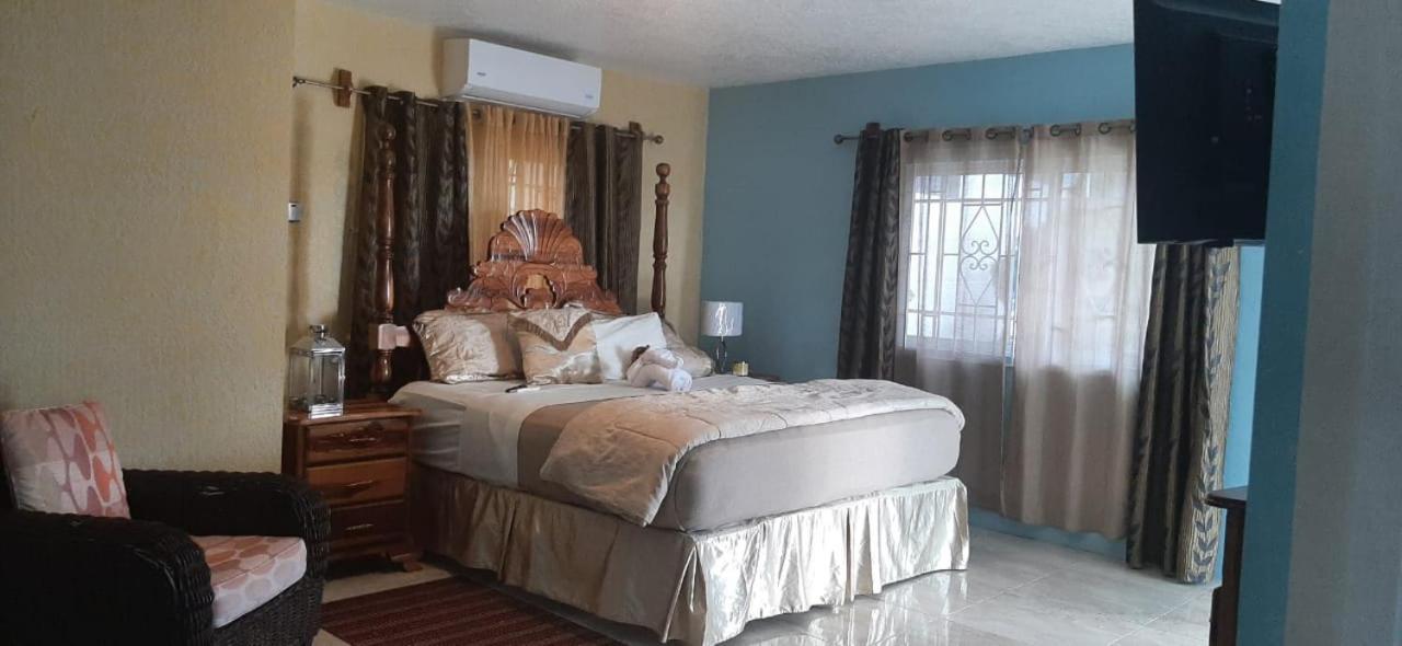 Hill View Vacational Rental Runaway Bay Extérieur photo