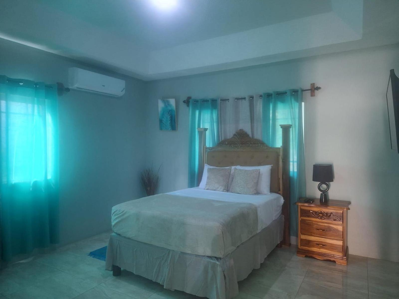 Hill View Vacational Rental Runaway Bay Extérieur photo